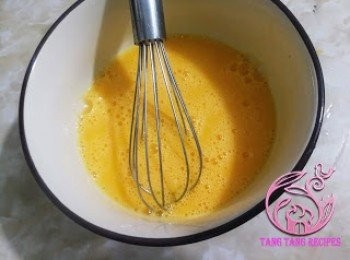 step3: 雞蛋加入雞粉及鹽打拂均勻。