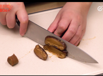step1: 將冬菇泡水切絲，取香菇水600毫升；將紅蔥頭切絲備用。
Soak to soften dried mushrooms, shred them, measure 600 ml of the soaking water for later use
Shred shallots for later use