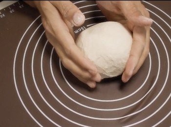 step3: 成麵糰以後放在桌上搓油麵糰大約10分鐘。
把麵團分成兩份搓成圓球。

準備一個盒子撒上一點麵粉，把麵糰放進去，
然後蓋上蓋子。放入雪櫃中至少一個晚上。

詳細步驟請看影片：）