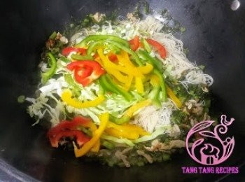 step12: 加入椰菜及彩椒拌勻。