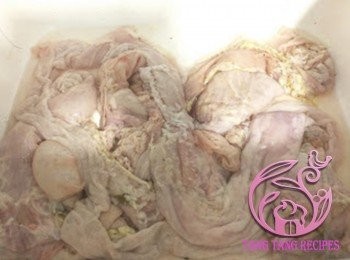 step1: 豬大腸反起清洗豬腸內容。