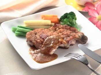 step2: 熱鍋倒入少許沙拉油，用小火將<a href="https://bit.ly/2ZxapeY" target="_blank" data-keyword="雞排" class="guide-link"><strong>雞排</strong></a> <span style="display:inline-block;vertical-align:middle;margin-top:-3px;color:initial;border-radius:3px;padding:2px 3px;font-size:12px;line-height:14px;background:#87d300;color:#fff;">即買</span> 煎熟兩面呈金黃色，盛盤後連上蘑菇醬。擺盤如圖(可搭配飯、麵，川燙硬梗蔬菜(隨個人喜好選擇)，例如：甜豆、紅甜椒、玉米筍一起享用更加開胃爽口。)