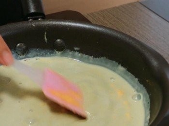 step1: 把蛋黃加入糖和栗粉拌勻，把牛奶和抹茶粉放入鍋中用中小火加熱並拌勻，當出現小泡可加入蛋黃醬一起加熱，加熱至半凝固狀態即可盛起待涼，再放入雪櫃冷藏備用。