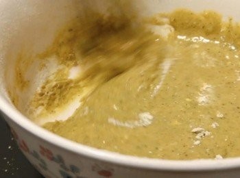 step2: 把蛋黃加入10g糖打勻，再加入牛奶拌勻，然後篩入低筋麵粉、泡打粉和抹茶粉拌勻至沒有粉粒，再加入栗米油輕輕拌勻。