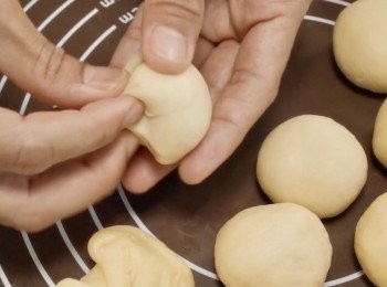 step5: 放在桌上搓揉一下麵糰
把麵團中的氣體放出

然後把麵團分成16份
把麵團搓成小圓球
蓋上保鮮紙或毛巾放置大約20分鐘