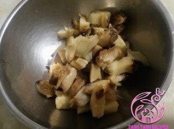 step6: 冬菇溫水浸軟，切粒備用。浸冬菇水留用。