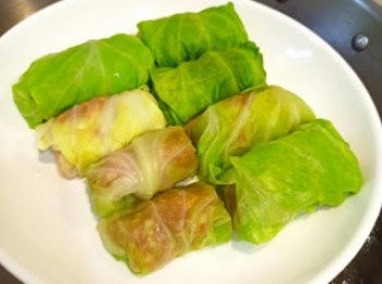 step5: 中火水滾，蒸豬肉捲15分鐘。中火，倒少量鹽糖豉油水栗粉，混成醬汁。豬肉捲蒸好，倒入醬汁搞掂