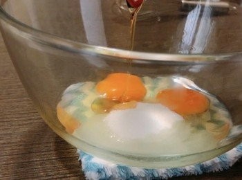 step2: 把雞蛋、糖和蜜糖拌勻。