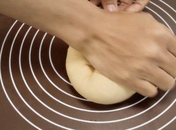 step3: 放在桌上繼續搓揉麵糰10分鐘。