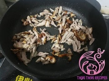 step4: 起鑊加少許油，加入鴨絲炒香。