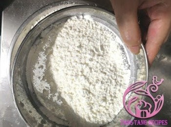 step1: <span class="group_1">批皮</span>低筋麵粉過篩備用。
