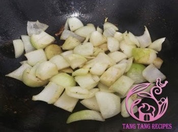 step4: 鑊不用清洗，加油，加入蒜蓉、洋蔥、乾蔥爆香