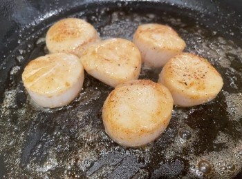 step8: 用咸牛油起鑊，見煎pan加熱到冒煙時加入帶子，帶子煎到兩面金黃色即完成（每邊大約煎1分鐘）