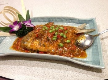 step1: 鯧用煎熟，淋上淋上加熱後的台塑義大利醬，再撒上青蔥絲或香菜即可上桌享用。