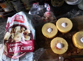 step1: 乍將红蘋果脆片用粟膠及百香果脆片浸淋到完成吸收果酒令佢同軟備用