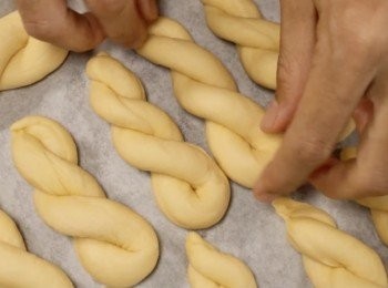 step6: 現在可以開始把麵團搓柔成麻花狀

完成以後再度蓋上保鮮紙或毛巾
放置大約20分鐘

如何搓柔成麻花狀請查看影片！