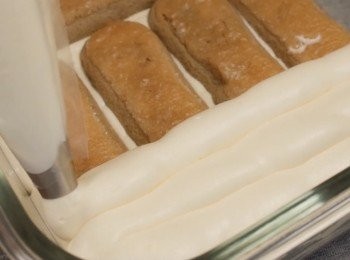 step4: 拿出提拉米蘇的器皿，
一層芝士醬一層泡了咖啡的手指餅乾。

完成後，用保鮮紙封好。
然後放進雪櫃裡一個晚上。