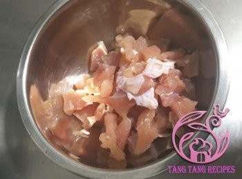 step15: <span class="group_2">批餡</span><a href="https://bit.ly/2ZxapeY" target="_blank" data-keyword="雞扒" class="guide-link"><strong>雞扒</strong></a> <span style="display:inline-block;vertical-align:middle;margin-top:-3px;color:initial;border-radius:3px;padding:2px 3px;font-size:12px;line-height:14px;background:#87d300;color:#fff;">即買</span> 切細粒，加入醃料醃30分鐘備用。