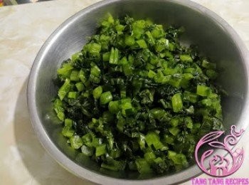 step2: 雪菜揸乾水份切粒。