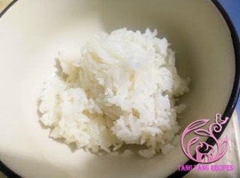 step10: 大碗裝入一碗飯。