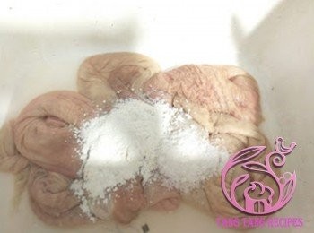 step3: 豬大腸反轉回來，用粗鹽及生粉清洗，過水洗淨。重覆2次。