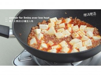 step5: 水滾後加入豆腐, 轉小火煮約5分鐘至入味