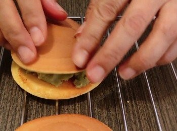 step5: 把兩片<span class="group_1">鬆餅</span>夾入抹茶醬，在周邊稍微壓實造型，銅鑼燒完成，可立刻食用。