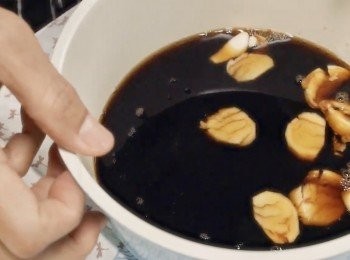 step1: 準備： 
●把雞翅洗乾淨後，放入鍋中用熱水稍為煮一下，不用煮至全熟。
●在另外一個鍋中加入
可樂+ 醬油 （生抽）+ 深色醬油 （老抽）+大蒜+姜。

*如果您沒有深色醬油（老抽）
用1茶匙醬油+ 1茶匙糖代替

查看影片更詳細更清楚!!!