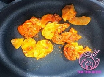 step3: 起鑊加入回鍋肉炒熱。