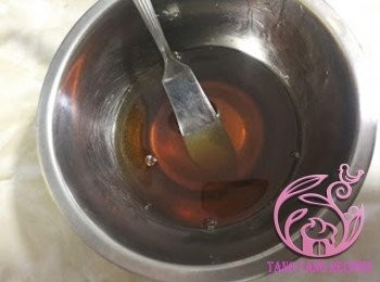 step10: 蜜芽糖、白醋、熱水拌勻，至蜜芽糖完全溶解。