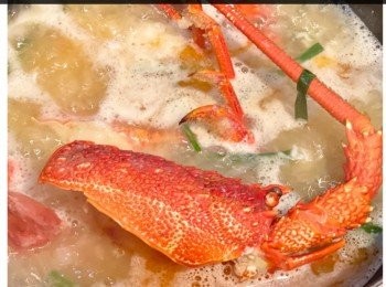 step7: 煮滾後合蓋煮2-3分鐘至熟，取出龍蝦身肉備免過熟

剩餘的龍蝦頭尾和蝦腳，繼續合蓋小火煮20分鐘出味