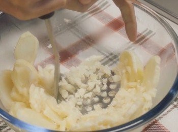 step2: 然後把馬鈴薯壓成泥狀