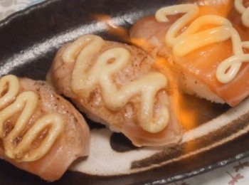 step3: 在鮭魚表面擠上日式沙拉蛋黃醬
然後用火熗在表面燒幾秒。
完成！