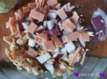 step2: 青瓜去籽切粒，加入少許鹽攪拌，醃5分鐘，倒去多餘水份，用廚房紙抺乾，備用。