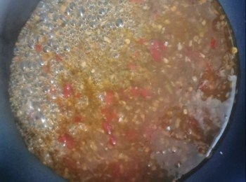 step4: 燒熱油鑊，倒入<span class="group_2">醬汁</span>，轉小火煮滾後，淋在炸豆腐上，灑上蔥花，即成。