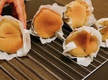 step7: 用竹籤插一下蛋糕的中間，沒有粉漿即熟透，立即把蛋糕脫模，橫放在架上待涼，完成。