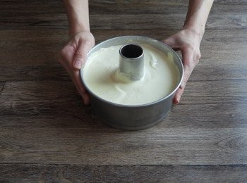 step10: 把麵糊倒至模具8成滿, 在枱面敲兩下去除裏面的大氣泡