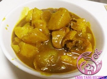 step8: 加入清水，冚蓋慢火煮至薯仔熟透。加少許生粉水將咖哩汁收至略濃調。