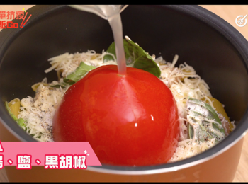 step4: 倒入雞湯、鹽、黑胡椒，將內鍋放到電飯煲裡。
Pour in chicken broth, salt and black pepper. Place the pot into rice cooker