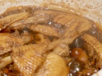 step2: 把<a href="https://bit.ly/3zHU5V3" target="_blank" data-keyword="雞翼" class="guide-link"><strong>雞翼</strong></a> <span style="display:inline-block;vertical-align:middle;margin-top:-3px;color:initial;border-radius:3px;padding:2px 3px;font-size:12px;line-height:14px;background:#87d300;color:#fff;">即買</span> 放入鍋中，蓋上鍋蓋。
用小火煮25分鐘。

25分鐘後，可以再調至中或大火，把醬汁水分收乾。

完成！