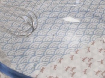 step1: 準備:
●把高筋麵粉和酵母粉過篩混合在一起。
●準備一個大碗加入水和鹽巴。