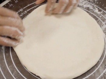 step4: 把麵團放在桌上搓揉成披薩圓形狀。
