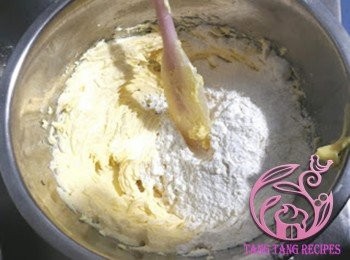 step7: <span class="group_1">批皮</span>分2次加入已篩粉類，用刮刀拌至完全吸收再加第2次。
用保鮮紙包好，放入雪櫃雪30-45分鐘。