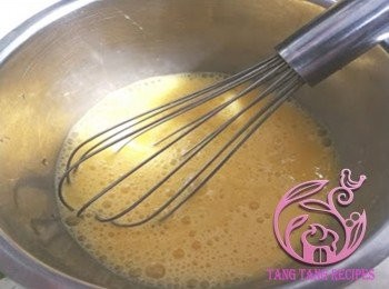 step1: 雞蛋拂打均勻。