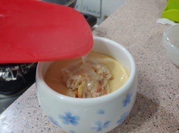 step6: 打開碗蓋， 把適量琉璃芡淋在蟹肉上， 放上芫荽葉裝飾便完成。