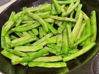 step2: 四季豆用熱油炒到稍為轉色，灒少少水蓋蓋，聽到鑊中水分差不多蒸發完開蓋，過程好短不要焗太耐會影響口感和變黃，炒到差不多自己喜歡的軟硬度盛起備用