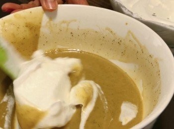 step4: 將蛋白霜分數次加入蛋黃漿中，用切拌法輕力拌勻。