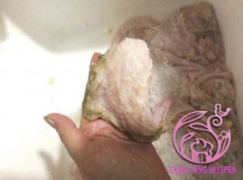 step2: 較剪剪走髒物，用粗鹽及生粉清洗，過水洗淨。重覆2-3次。