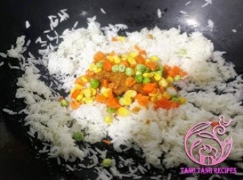 step4: 加入蟹黃醬及蔬菜豆拌炒均勻。