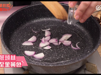 step2: 燒熱鍋，加入油，放入紅蔥頭絲炒至金黃色，放入香菇絲、一半油蔥酥及薑末拌勻。
Heat up a pan, add oil, fry shallots until golden, add shredded mushrooms, half of the fried shallots and minced ginger.